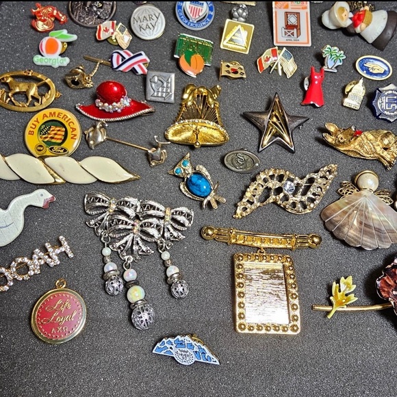 Large Lot Of 56 Pins & Brooches Various Styles Colors & Materials Some Branded - Picture 3 of 10